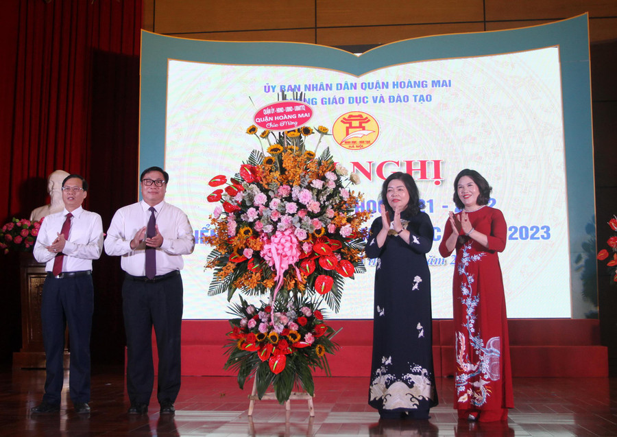 Lãnh đạo quận Hoàng Mai chúc mừng thành tích ngành GD-ĐT quận đạt được trong năm học 2021-2022 Lãnh đạo quận Hoàng Mai chúc mừng thành tích ngành GD-ĐT quận đạt được trong năm học 2021-2022