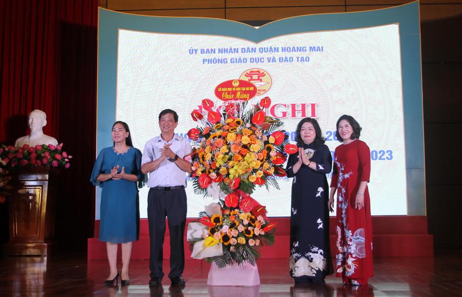 Lãnh đạo Sở GD&ĐT Hà Nội tặng hoa chúc mừng ngành GD-ĐT quận Hoàng Mai Lãnh đạo Sở GD&ĐT Hà Nội tặng hoa chúc mừng ngành GD-ĐT quận Hoàng Mai
