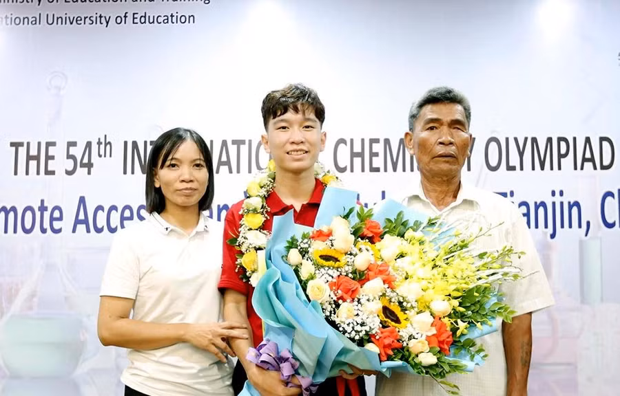 Trần Đức Minh cùng mẹ và ông ngoại