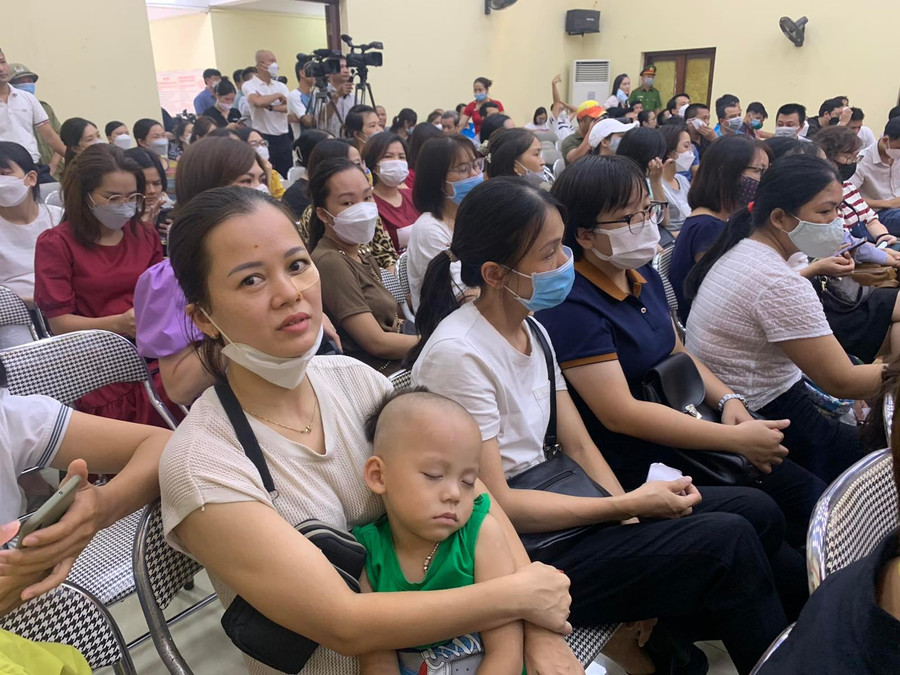 Nhiều phụ huynh đến UBND phường Hoàng Liệt để bốc thăm Nhiều phụ huynh đến UBND phường Hoàng Liệt để bốc thăm