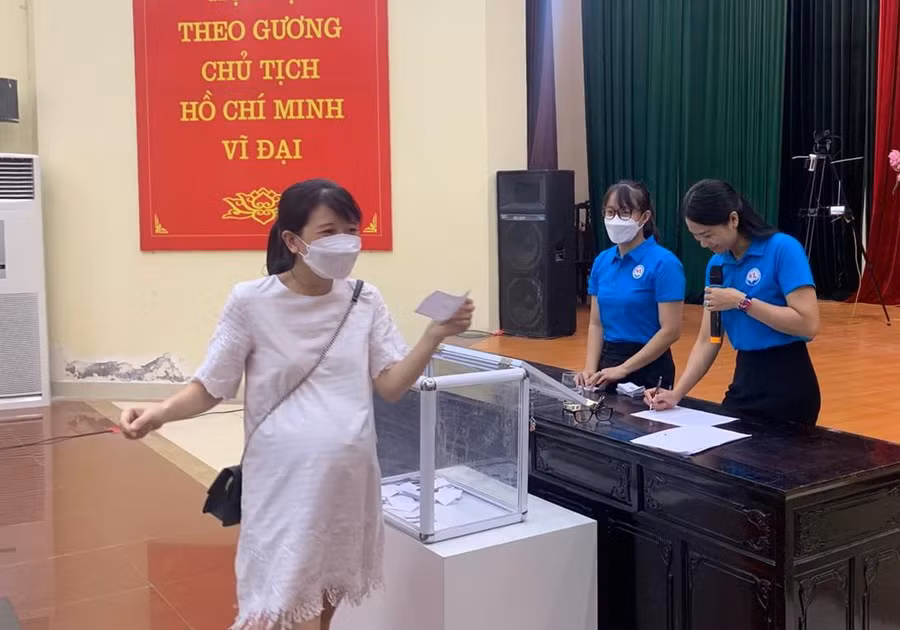 Dù đang mang bầu nhưng chị Nguyễn Thu Thủy vẫn đi bốc thăm vì được gia đình tin tưởng sẽ gặp may mắn