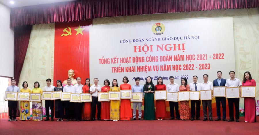 Lãnh đạo Công đoàn Giáo dục Việt Nam, lãnh đạo Sở GD&ĐT Hà Nội tặng bằng khen, giấy khen cho các cá nhân, đơn vị. Lãnh đạo Công đoàn Giáo dục Việt Nam, lãnh đạo Sở GD&ĐT Hà Nội tặng bằng khen, giấy khen cho các cá nhân, đơn vị.