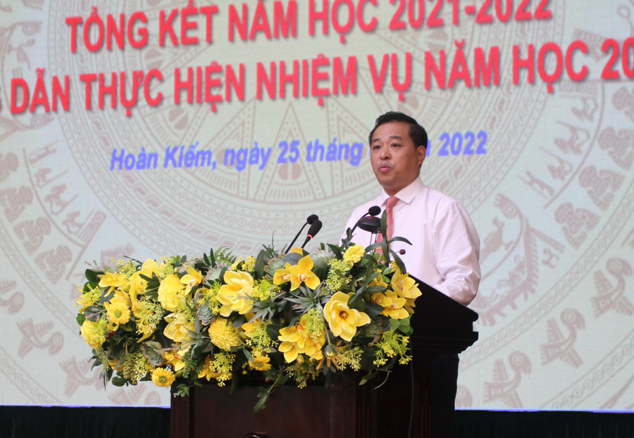 Phó Bí thư thường trực Quận ủy Hoàn Kiếm Đinh Hồng Phong phát biểu tại hội nghị. Phó Bí thư thường trực Quận ủy Hoàn Kiếm Đinh Hồng Phong phát biểu tại hội nghị.