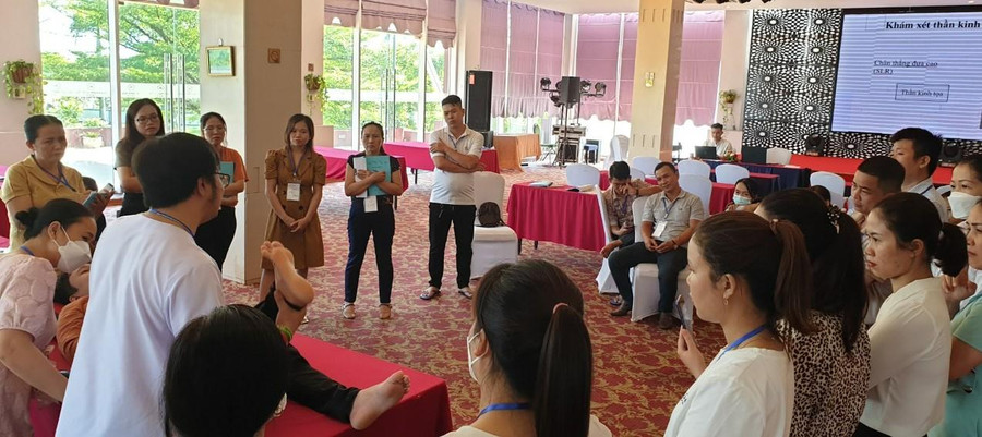 Giảng viên hướng dẫn cách lượng giá chức năng thần kinh cơ trên ca bệnh giả định Giảng viên hướng dẫn cách lượng giá chức năng thần kinh cơ trên ca bệnh giả định