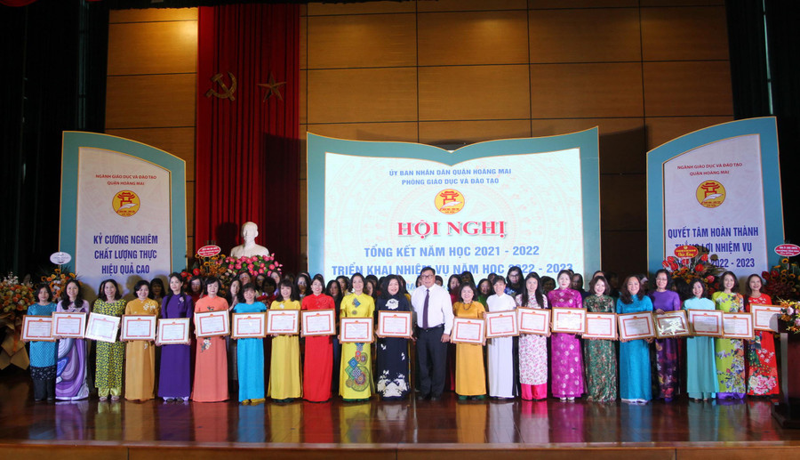 Lãnh đạo quận Hoàng Mai trao giấy khen cho những tập thể đạt thành tích xuất sắc trong năm học 2021-2022 Lãnh đạo quận Hoàng Mai trao giấy khen cho những tập thể đạt thành tích xuất sắc trong năm học 2021-2022