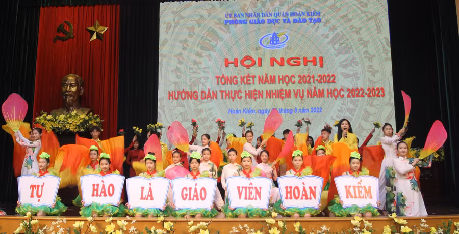Tiết mục văn nghệ do giáo viên, học sinh quận Hoàn Kiếm biểu diễn.