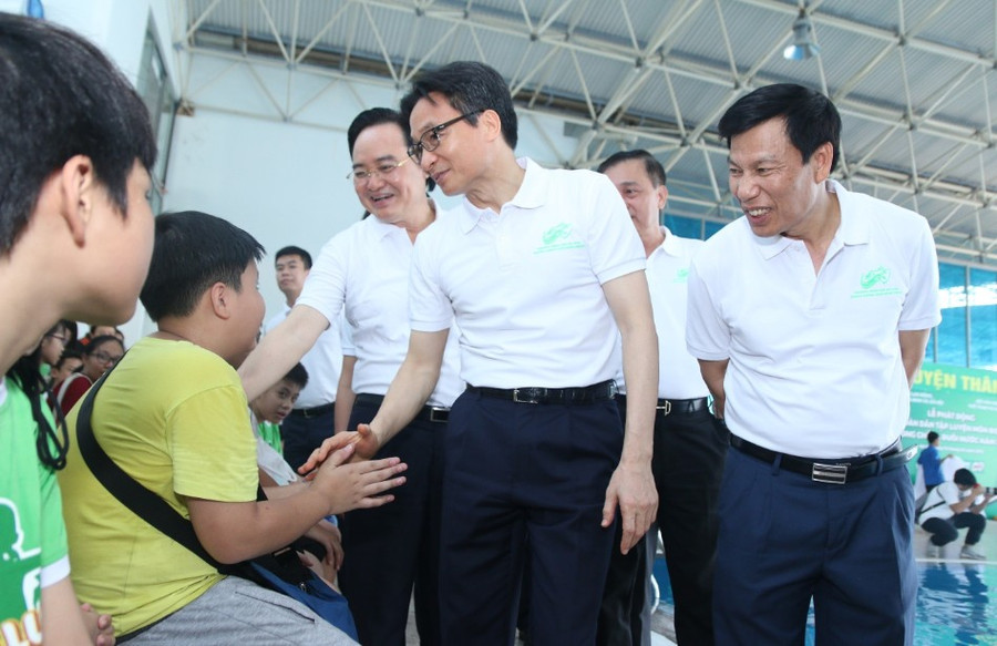 Phó Thủ tướng Vũ Đức Đam, Bộ trưởng Phùng Xuân Nhạ, Bộ trưởng Nguyễn Ngọc Thiện trò chuyện với các cháu học sinh tập bơi