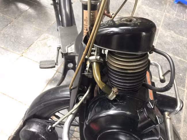 Chúng đơn giản chỉ là chiếc xe đạp được gắn động cơ phía trước tay lái.