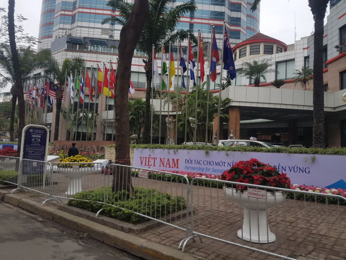 Các điểm xung quanh khu vực khách sạn Melia (Hà Nội) được bố trí hệ thống hàng rào bao quanh nghiêm ngặt... Các điểm xung quanh khu vực khách sạn Melia (Hà Nội) được bố trí hệ thống hàng rào bao quanh nghiêm ngặt...