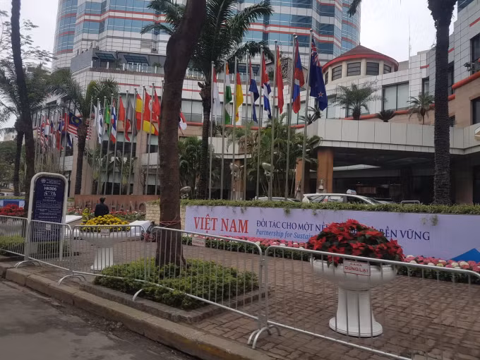 Các điểm xung quanh khu vực khách sạn Melia (Hà Nội) được bố trí hệ thống hàng rào bao quanh nghiêm ngặt...