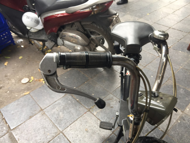 Tay phanh ngược là biểu trưng của dòng xe đạp cổ một thời. Tay phanh ngược là biểu trưng của dòng xe đạp cổ một thời.