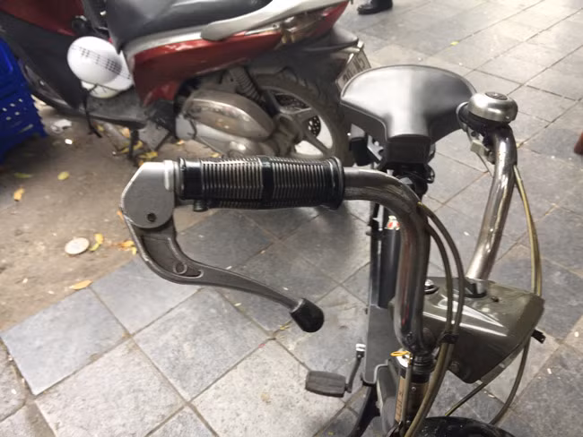 Tay phanh ngược là biểu trưng của dòng xe đạp cổ một thời.