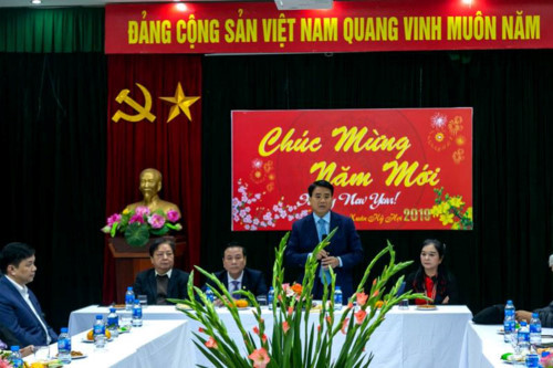 Chủ tịch UBND Thành phố Hà Nội trò chuyện đầu xuân với văn nghệ sĩ Thủ đô. Chủ tịch UBND Thành phố Hà Nội trò chuyện đầu xuân với văn nghệ sĩ Thủ đô.