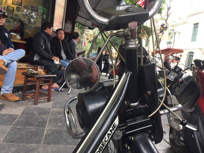 Để khởi động xe, người sử dụng phải dùng bàn đạp đạp cho xe có trớn vài mét, sau đó cúi xuống dùng tay đẩy cần gạt để bộ máy hạ xuống ép sát với bánh xe. Để khởi động xe, người sử dụng phải dùng bàn đạp đạp cho xe có trớn vài mét, sau đó cúi xuống dùng tay đẩy cần gạt để bộ máy hạ xuống ép sát với bánh xe.