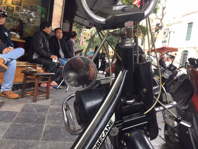 Để khởi động xe, người sử dụng phải dùng bàn đạp đạp cho xe có trớn vài mét, sau đó cúi xuống dùng tay đẩy cần gạt để bộ máy hạ xuống ép sát với bánh xe.