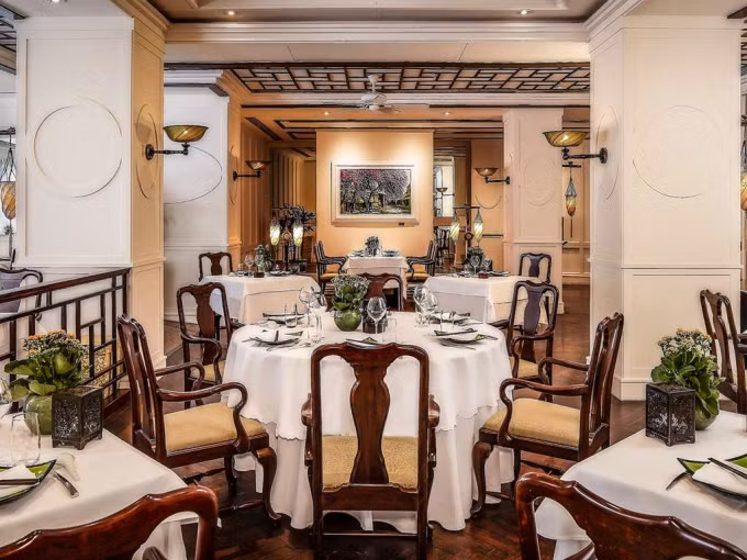 Khu bàn ăn và bàn phục vụ bars sang trọng tại Metropole Hà Nội (ảnh Metropole).