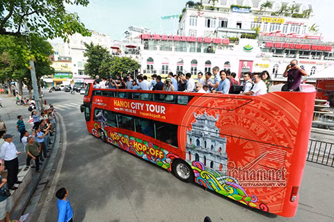 Các phóng viên quốc tế tác nghiệp tại Hội nghị Thượng đỉnh Mỹ - Triều sẽ được trải nghiệm đi xe buýt hai tầng miễn phí để tham quan, du lịch Thủ đô.