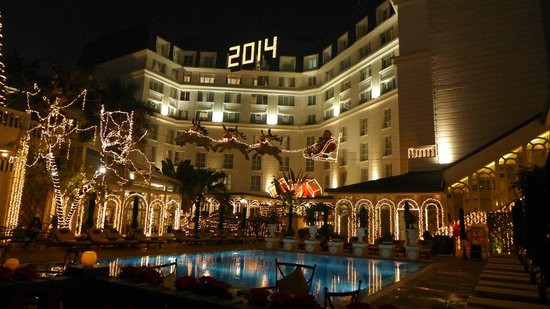 Về đêm, khách sạn này được bố trí dàn đèn lộng lẫy (ảnh Metropole).