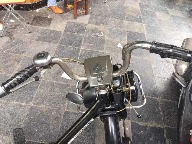 Cũng bởi bàn tay chăm chuốt mà số khung, năm sản xuất, trọng lượng xe....của chiếc Velosolex của anh Tùng vẫn còn bóng bẩy như mới sản xuất cách nay chưa xa.