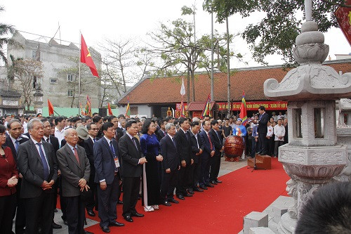 Phó chủ tịch nước Đặng Thị Ngọc Thịnh cùng các đồng chí lãnh đạo tỉnh Bắc Ninh dự lễ hội và dâng hương tại Đền chính.