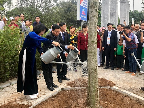 Phó chủ tịch nước Đặng Thị Ngọc Thịnh cùng các đồng chí lãnh đạo tỉnh Bắc Ninh trồng cây lưu niệm tại khu di tích Lăng Kinh Dương Vương.
