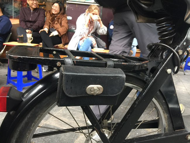 Phía sau gác ba ga để chở thêm người hoặc đồ có gắn một chiếc túi da. Chiếc túi này có nhiệm vụ đựng những vật dụng như cờ lê, mỏ lết, kìm....để tiện bề sửa chữa khi xe gặp trục trặc. Phía sau gác ba ga để chở thêm người hoặc đồ có gắn một chiếc túi da. Chiếc túi này có nhiệm vụ đựng những vật dụng như cờ lê, mỏ lết, kìm....để tiện bề sửa chữa khi xe gặp trục trặc.