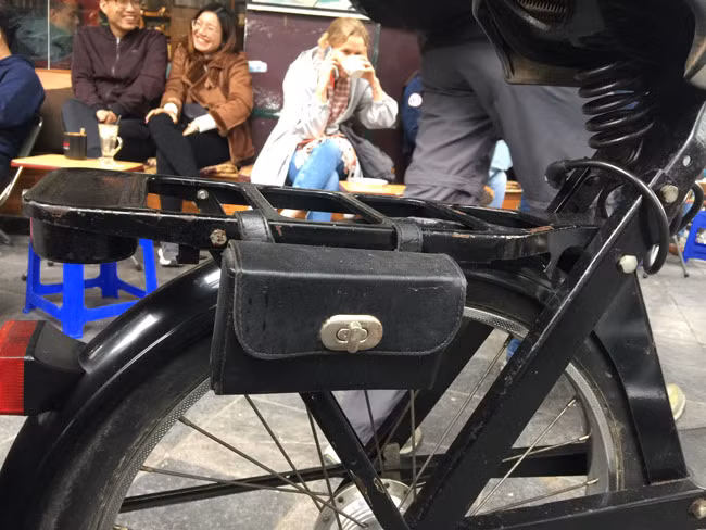 Phía sau gác ba ga để chở thêm người hoặc đồ có gắn một chiếc túi da. Chiếc túi này có nhiệm vụ đựng những vật dụng như cờ lê, mỏ lết, kìm....để tiện bề sửa chữa khi xe gặp trục trặc.