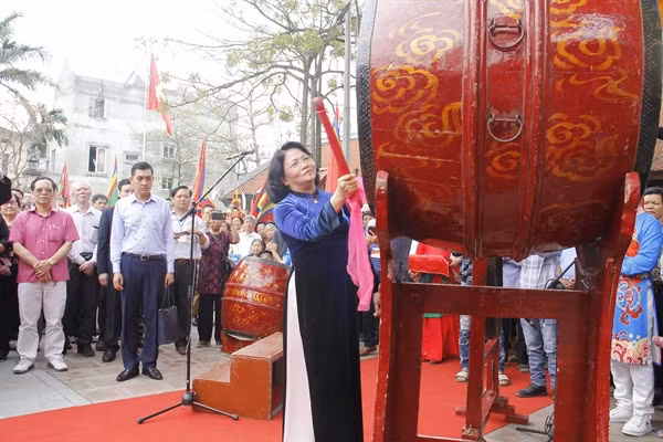 Phó Chủ tịch nước Đặng Thị Ngọc Thịnh đã đánh trống khai hội.