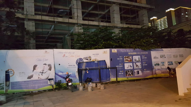 Chân công trình được bịt kín tôn xung quanh. Chân công trình được bịt kín tôn xung quanh.