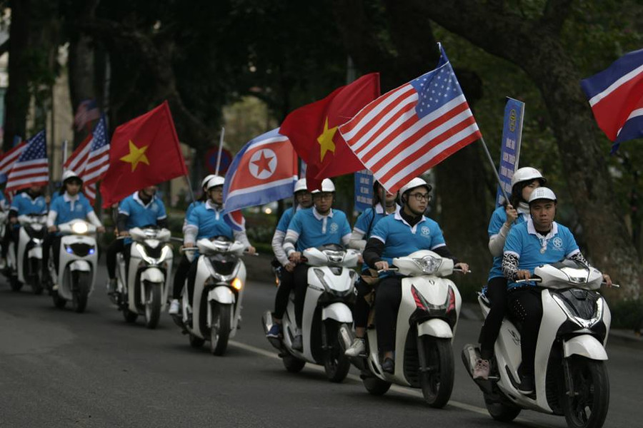 Các đoàn viên, thanh niên sẵn sàng cho hoạt động diễu hành tuyên truyên ứng xử văn hóa (ảnh chụp chiều 24-2).