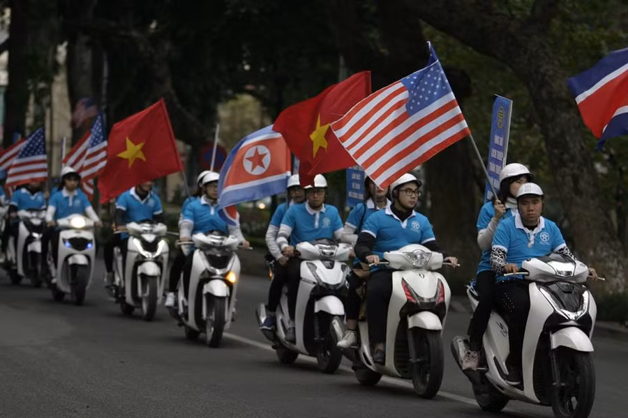 Các đoàn viên, thanh niên sẵn sàng cho hoạt động diễu hành tuyên truyên ứng xử văn hóa (ảnh chụp chiều 24-2).