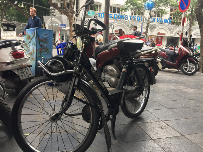 Theo anh Tùng chia sẻ, chiếc xe của anh được sản xuất năm 1958 và hiện ở Hà Nội vẫn có, nhưng để còn nguyên bản thì không còn chiếc thứ 2. Theo anh Tùng chia sẻ, chiếc xe của anh được sản xuất năm 1958 và hiện ở Hà Nội vẫn có, nhưng để còn nguyên bản thì không còn chiếc thứ 2.