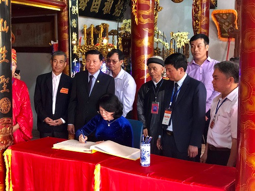 Cũng trong buổi tham dự lễ hội lần này, Phó chủ tịch nước Đặng Thị Ngọc Thịnh đã lưu lại bút tích trong sổ lưu niệm tại Đền thờ đức Vua Thủy Tổ.