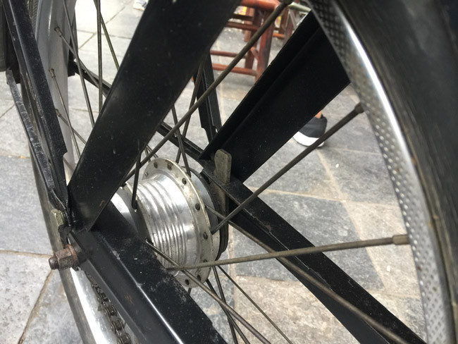 Theo anh Tùng chia sẻ, mỗi khi trời mưa, bánh xe trơn trượt nên Velosolex trở nên khó khởi động. Mặt khác, ổ bugi của xe phơi ra ngoài nên khi gặp trời mưa thì bị ẩm cũng khó nổ máy. Bởi thế, mỗi tháng anh phải đưa xe đi lau dầu, lau mỡ, bảo dưỡng... “mỗi lần như thế chi phí không dưới 500 nghìn đồng”. Theo anh Tùng chia sẻ, mỗi khi trời mưa, bánh xe trơn trượt nên Velosolex trở nên khó khởi động. Mặt khác, ổ bugi của xe phơi ra ngoài nên khi gặp trời mưa thì bị ẩm cũng khó nổ máy. Bởi thế, mỗi tháng anh phải đưa xe đi lau dầu, lau mỡ, bảo dưỡng... “mỗi lần như thế chi phí không dưới 500 nghìn đồng”.