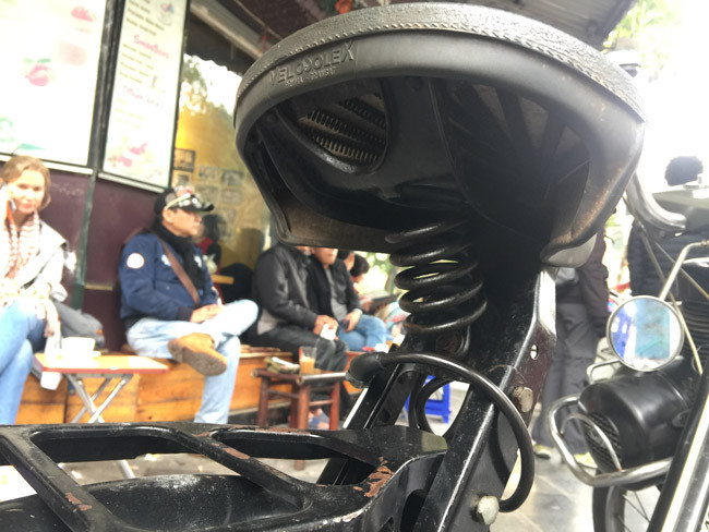 Phần yên xe được gắn một bộ lò xo giảm xóc. Phần yên xe được gắn một bộ lò xo giảm xóc.