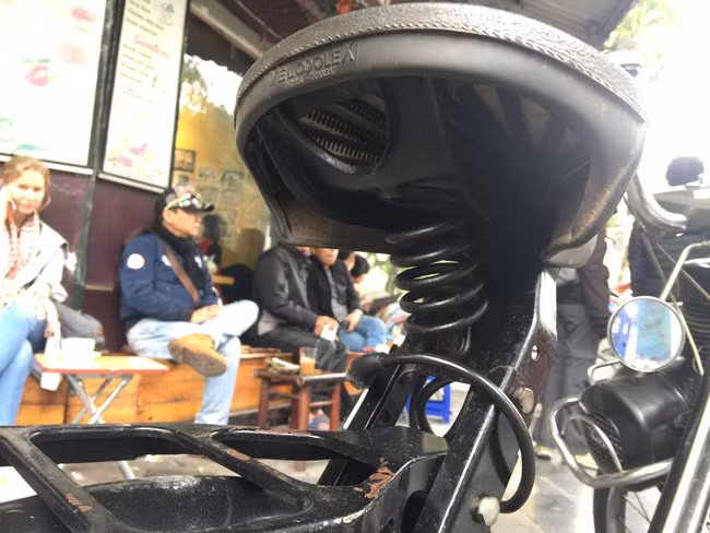 Phần yên xe được gắn một bộ lò xo giảm xóc.