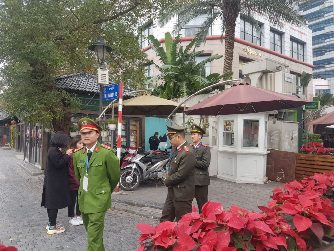 Lực lượng an ninh quanh khu vực khách sạn Melia (Hà Nội) được thắt chặt hơn. Lực lượng an ninh quanh khu vực khách sạn Melia (Hà Nội) được thắt chặt hơn.