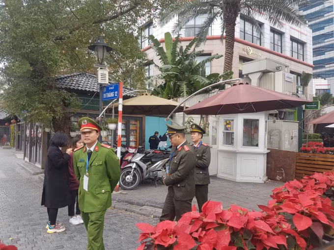 Lực lượng an ninh quanh khu vực khách sạn Melia (Hà Nội) được thắt chặt hơn.