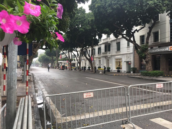 Hàng rào an ninh được thiết lập xung quanh khách sạn...