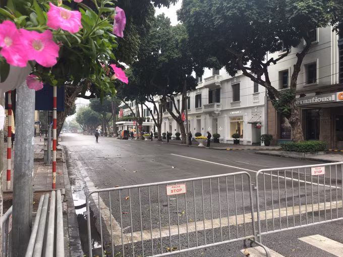 Hàng rào an ninh được thiết lập xung quanh khách sạn...