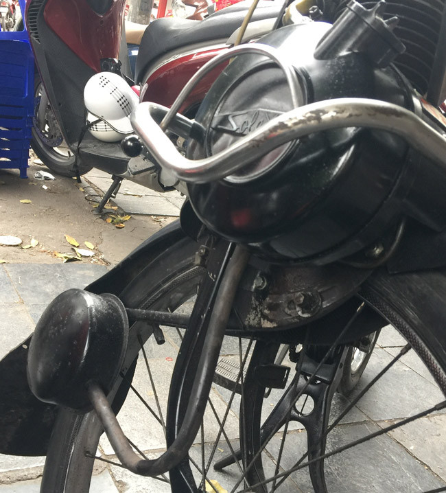 Chiếc cần gạt để đẩy động cơ hạ bộ máy xuống ép với bánh xe trước. Chiếc cần gạt để đẩy động cơ hạ bộ máy xuống ép với bánh xe trước.