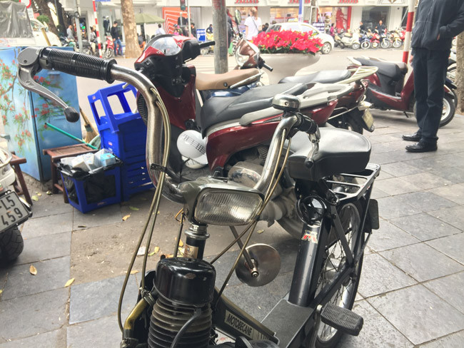 Cũng theo đánh giá của dân đam mê xe Velosolex 3800 thì xe còn nguyên bản như của anh Tùng hiện là vô giá “Chỉ có dân đam mê thực thụ mới nhượng lại cho nhau. Tuy nhiên, giá của nó có khi lên tới cả tỷ bạc” - Minh Tuấn, một dân đam mê xe Velosolex đánh giá. Cũng theo đánh giá của dân đam mê xe Velosolex 3800 thì xe còn nguyên bản như của anh Tùng hiện là vô giá “Chỉ có dân đam mê thực thụ mới nhượng lại cho nhau. Tuy nhiên, giá của nó có khi lên tới cả tỷ bạc” - Minh Tuấn, một dân đam mê xe Velosolex đánh giá.