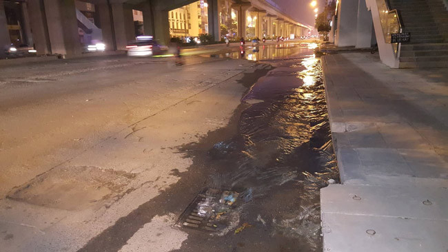 Nước nhanh chóng tràn qua vỉa hè xuống lòng đường Trần Phú. Nước nhanh chóng tràn qua vỉa hè xuống lòng đường Trần Phú.