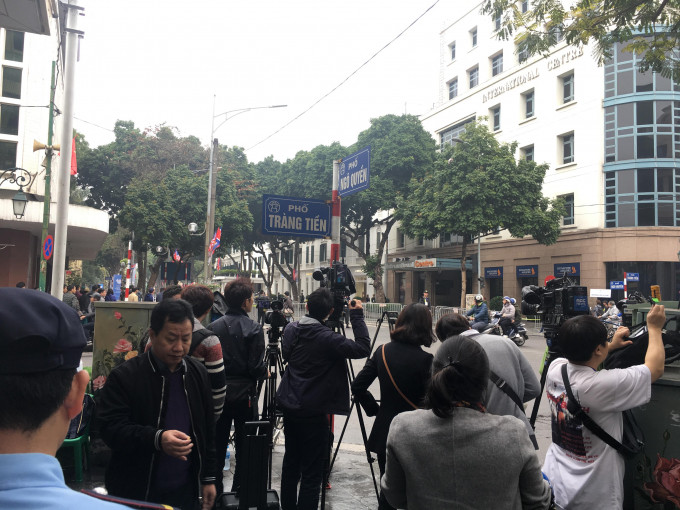 Ngay từ đầu giờ sáng (27/2), đông đảo đội ngũ phóng viên trong và ngoài nước tập trung tại đây.
