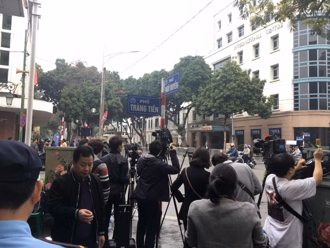 Ngay từ đầu giờ sáng (27/2), đông đảo đội ngũ phóng viên trong và ngoài nước tập trung tại đây.