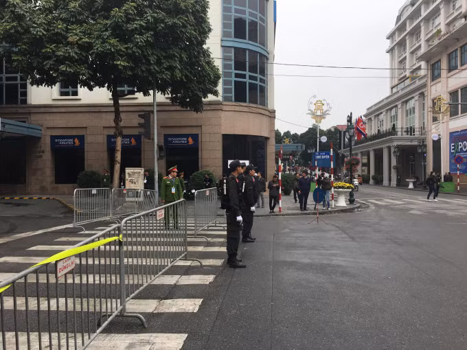 Xung quanh khách sạn được lực lượng chức năng bảo vệ nghiêm ngặt.