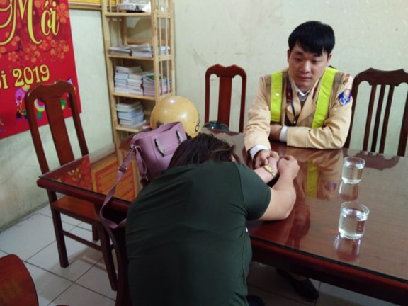 Sau khi được CSGT động viên, tinh thần chị H.T.T đã dần ổn định...