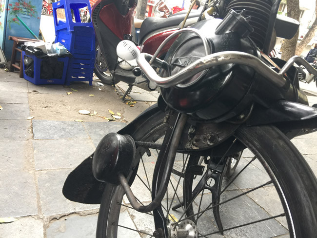 Động cơ là một khối kim loại, hình ống, có nhám để cọ xát vào lốp bánh xe trước để đẩy bánh xe đi. Cũng bởi nguyên lý này, mà bánh trước của Velosolex luôn được bơm hơi rất căng. Động cơ là một khối kim loại, hình ống, có nhám để cọ xát vào lốp bánh xe trước để đẩy bánh xe đi. Cũng bởi nguyên lý này, mà bánh trước của Velosolex luôn được bơm hơi rất căng.