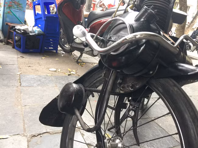 Động cơ là một khối kim loại, hình ống, có nhám để cọ xát vào lốp bánh xe trước để đẩy bánh xe đi. Cũng bởi nguyên lý này, mà bánh trước của Velosolex luôn được bơm hơi rất căng.