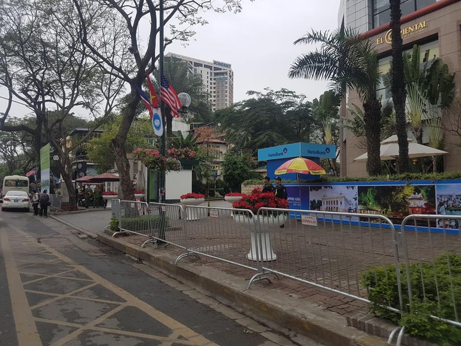 Lực lượng cảnh sát cơ động đứng gác tại khu vực cổng ra vào và xung quanh khách sạn Melia Hà Nội 24/24. Lực lượng cảnh sát cơ động đứng gác tại khu vực cổng ra vào và xung quanh khách sạn Melia Hà Nội 24/24.